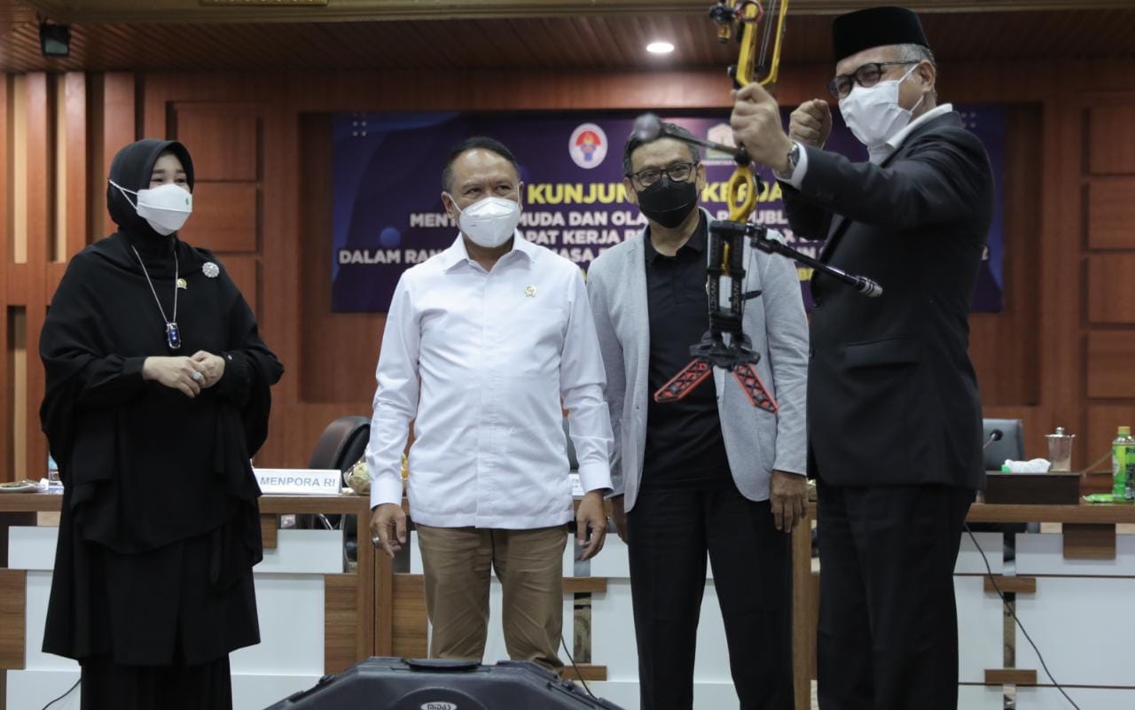 Menpora beri bantuan peralatan olahraga