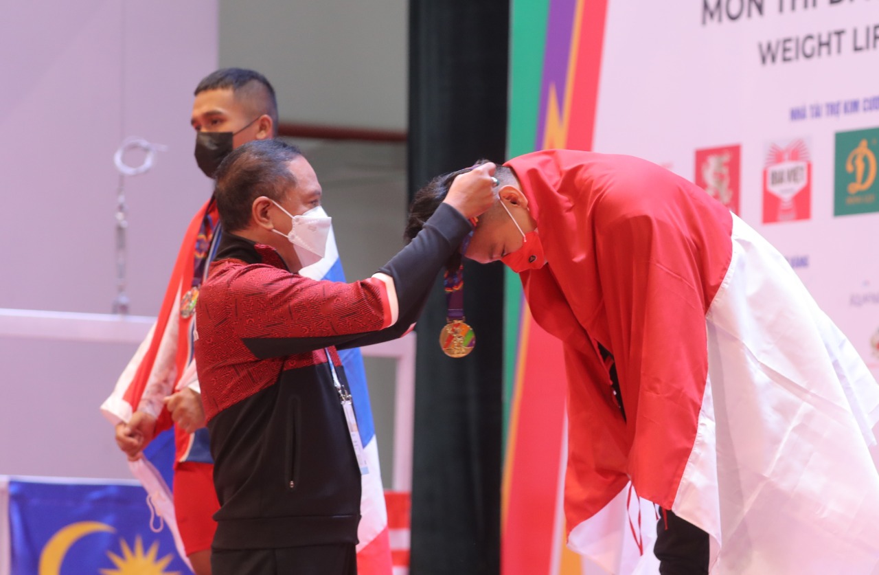 Menpora kalungkan medali buat Rahmat Erwin