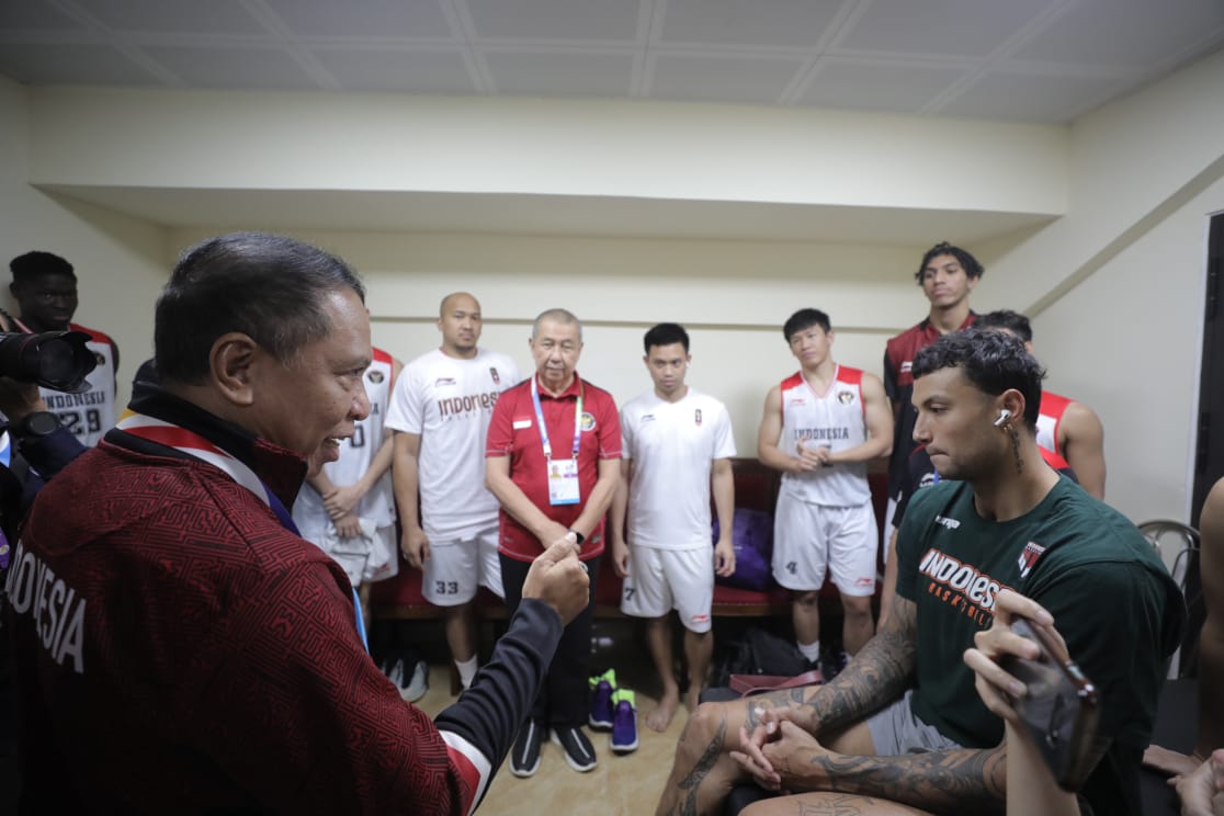 Menpora di ruang ganti Timnas Basket