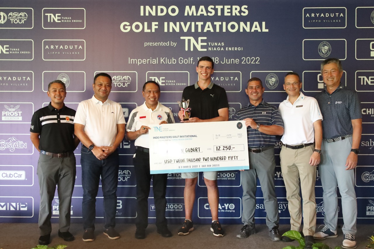 Menpora Serahkan Trofi Juara kepada Pemenang Golf Indo Masters Invitational 2022