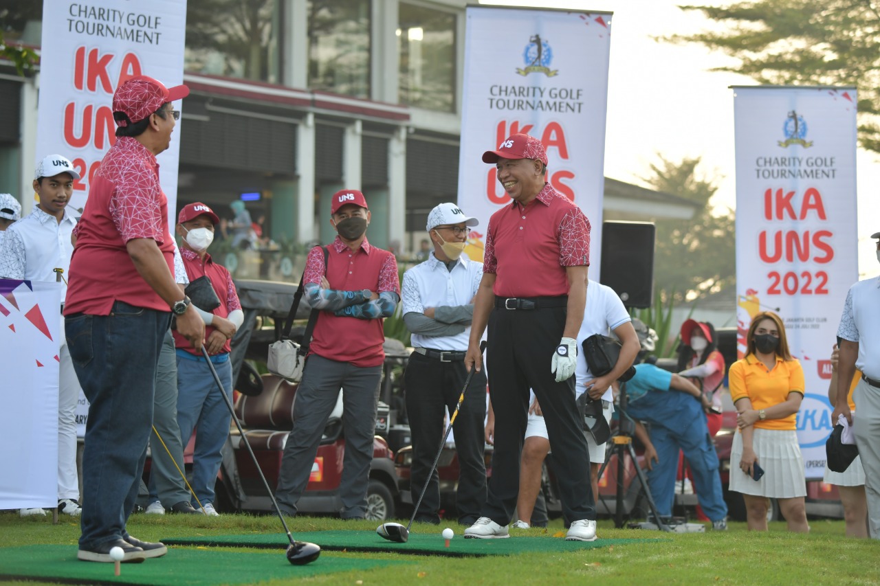 Menpora Buka Charity Golf IKA UNS 2022