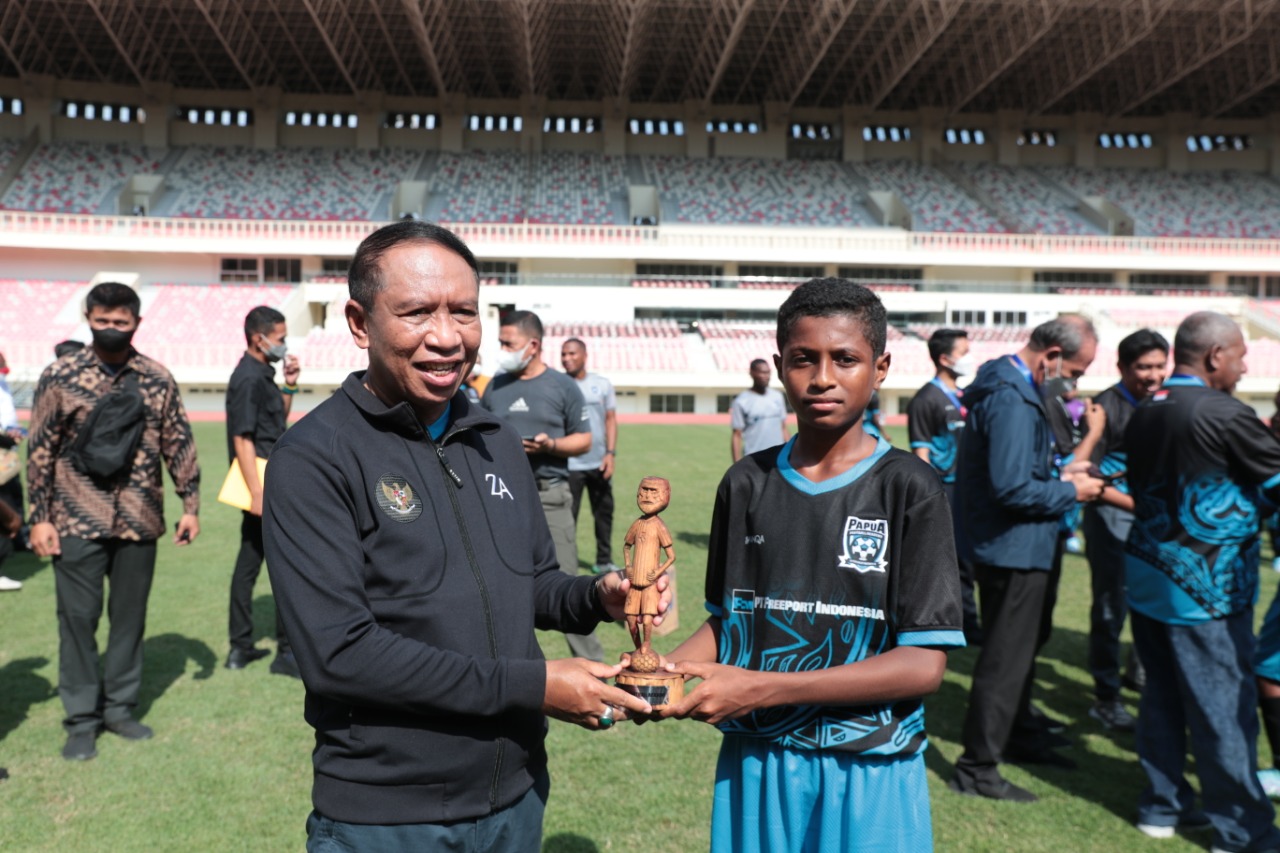 Menpora dan pemain Papua Football Academy