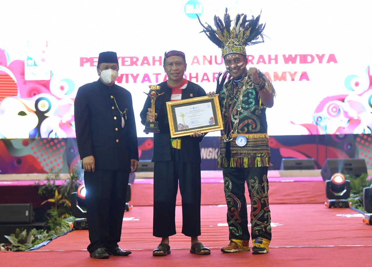 Menpora terima penghargaan dari Unesa