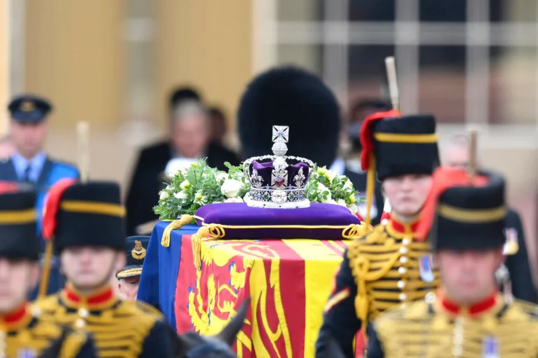 Peti jenazah dan mahkota Ratu Elizabeth II