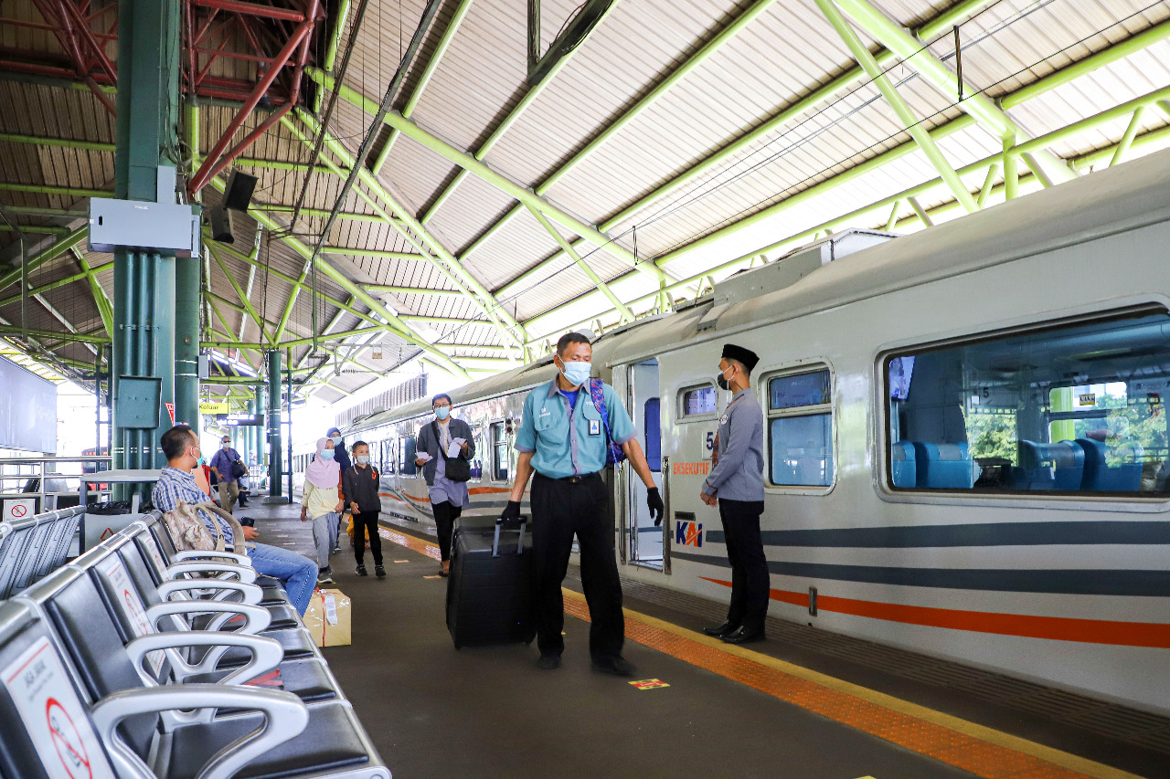 Suasana stasiun kereta api