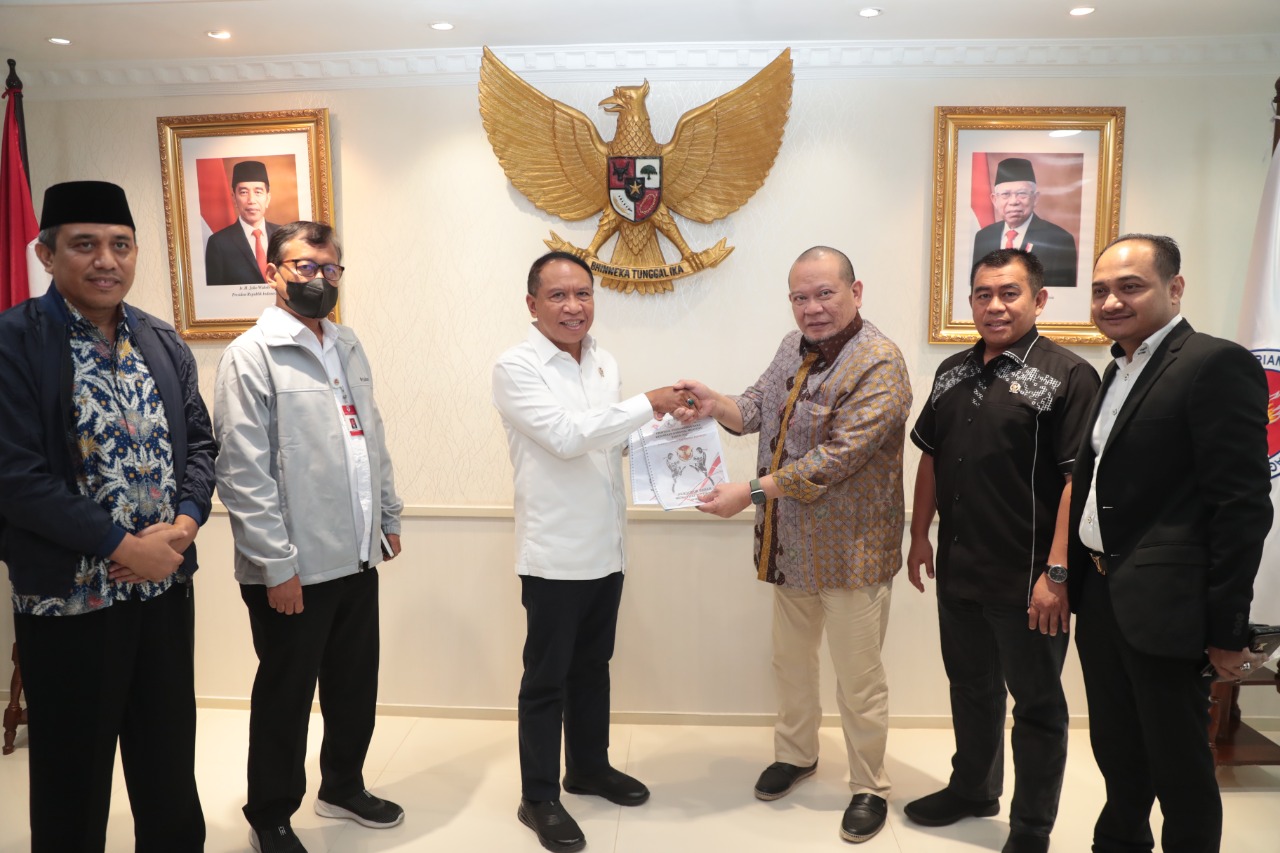 Menpora Zainudin Amali dan jajaran pengurus PB Muaythai