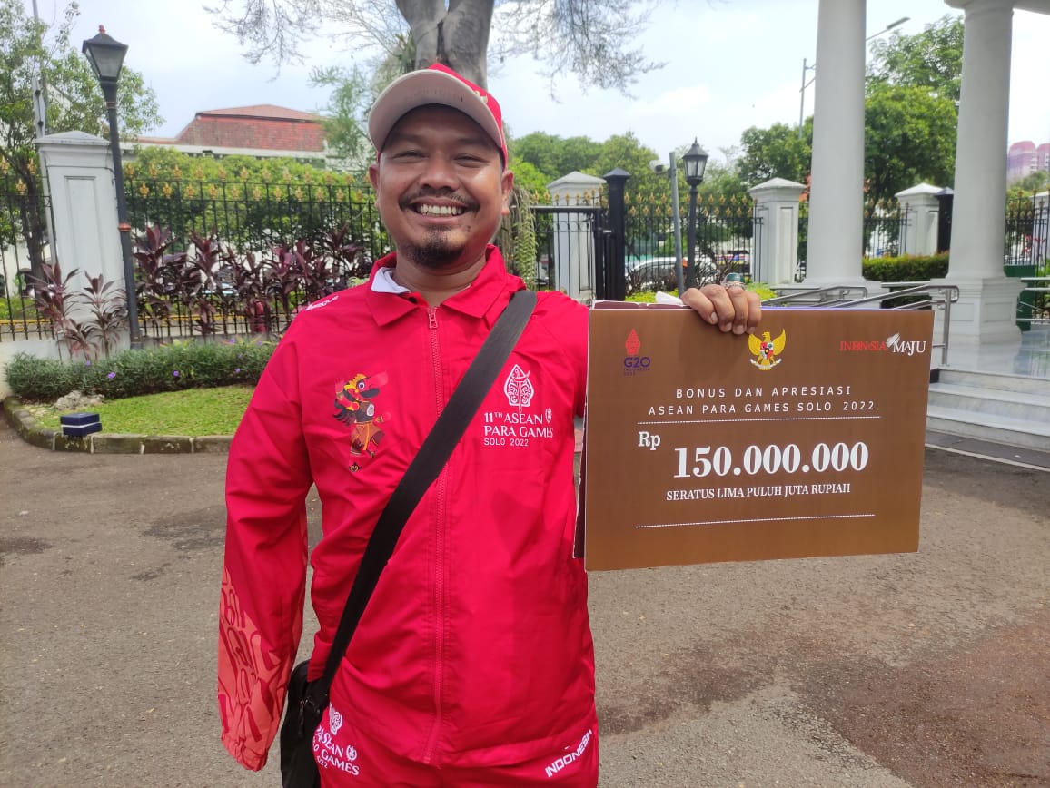 Raut wajah para atlet Asean Para Games ke-11 tahun 2022 tampak sumeringah usai menerima penghargaan bonus dari Presiden Jokowi di Istana Merdeka, Jakarta, Senin (28/11). Para atlet merasa perhatian Presiden dan pemerintah terhadap atlet disabilitas dinilai luar biasa.(foto:muchlis/kemenpora.go.id)