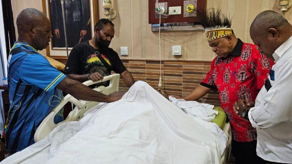 Lukas Enembe Akan Dimakamkan di Halaman Rumahnya