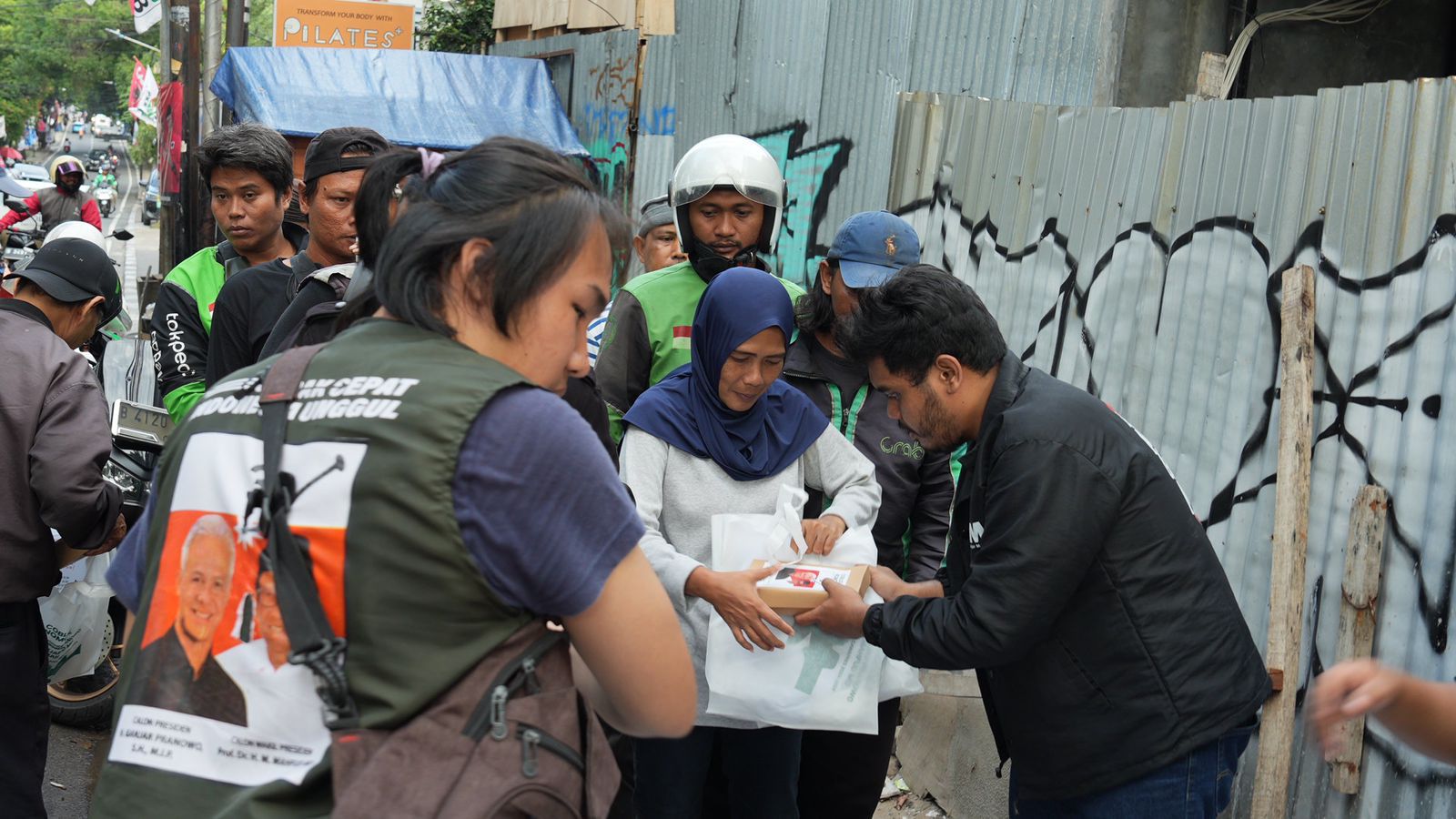 Relawan Ganjar Mahfud Berbagi 500 Box Makan Siang Gratis, Harap Ciptakan Kebahagiaan