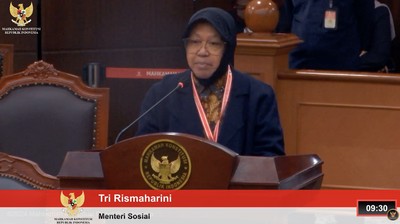 Mensos Risma Ungkap Alasan Tak Pernah Turun Langsung Bagikan Bansos di Sidang MK