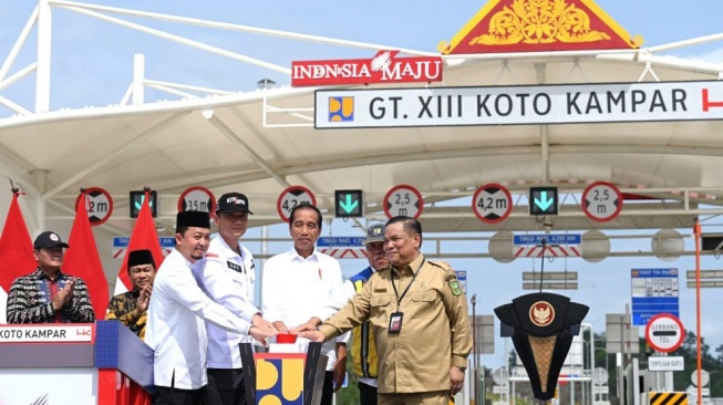 Jokowi Resmikan Jalan Tol Bangkinang-XII Koto Kampar
