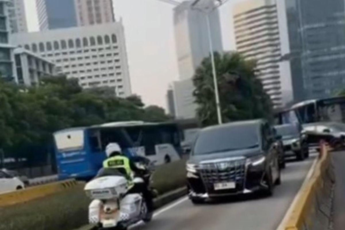 Mobil Dinas Menag Yaqut Cholil Terjebak di Jalur Busway