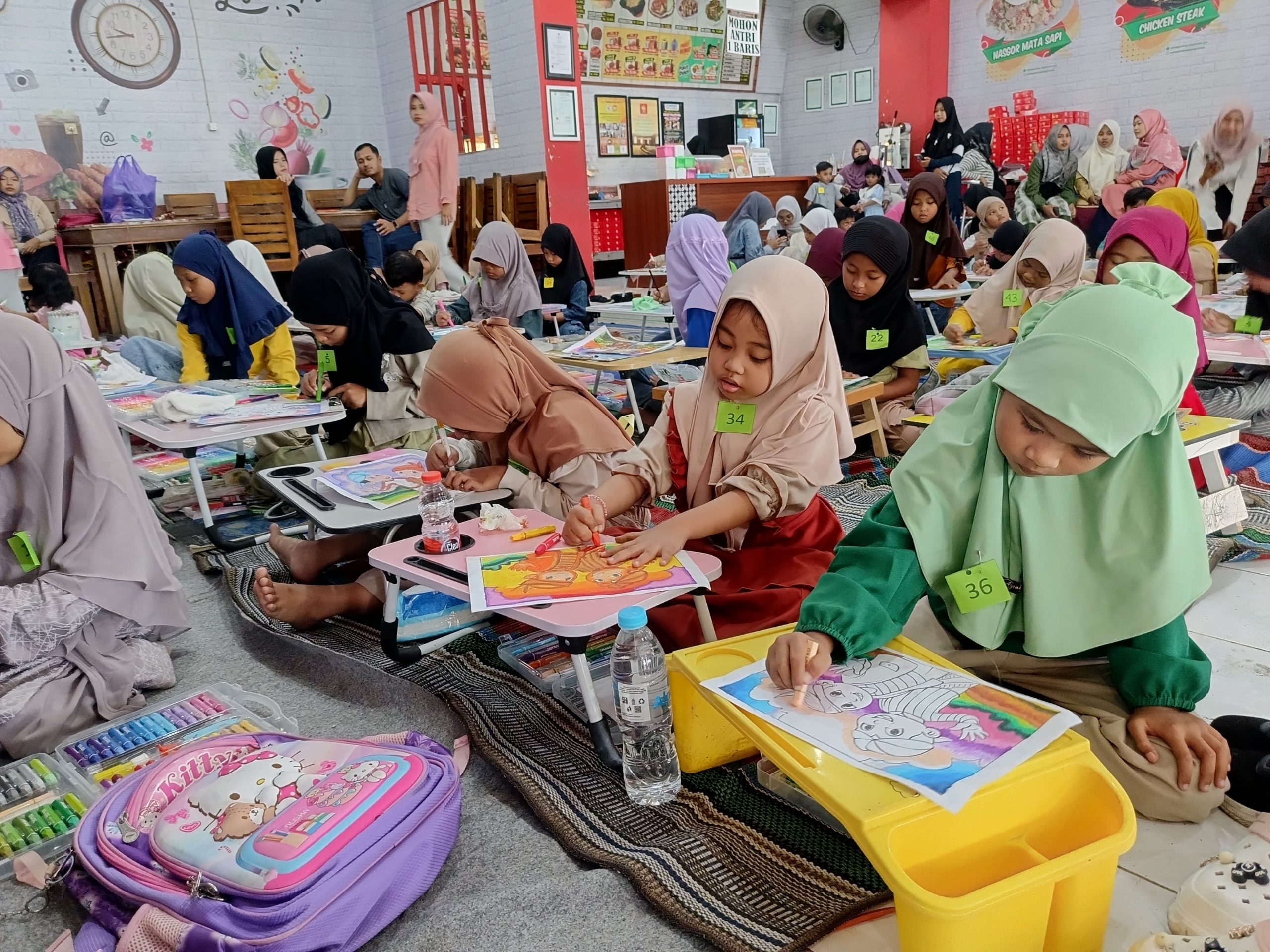 AHA Right Brain Hadirkan Festival Warna di Kraksaan, Anak-anak Adu Kreativitas
